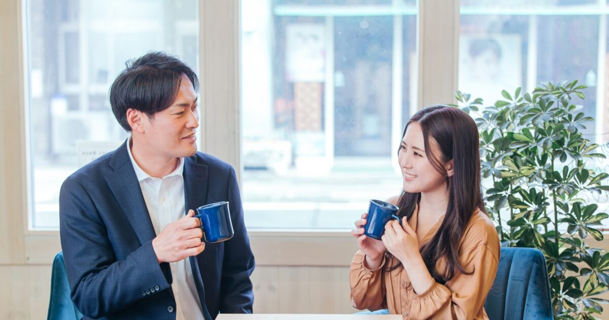 カフェでコーヒーを楽しむ男女の会話シーン