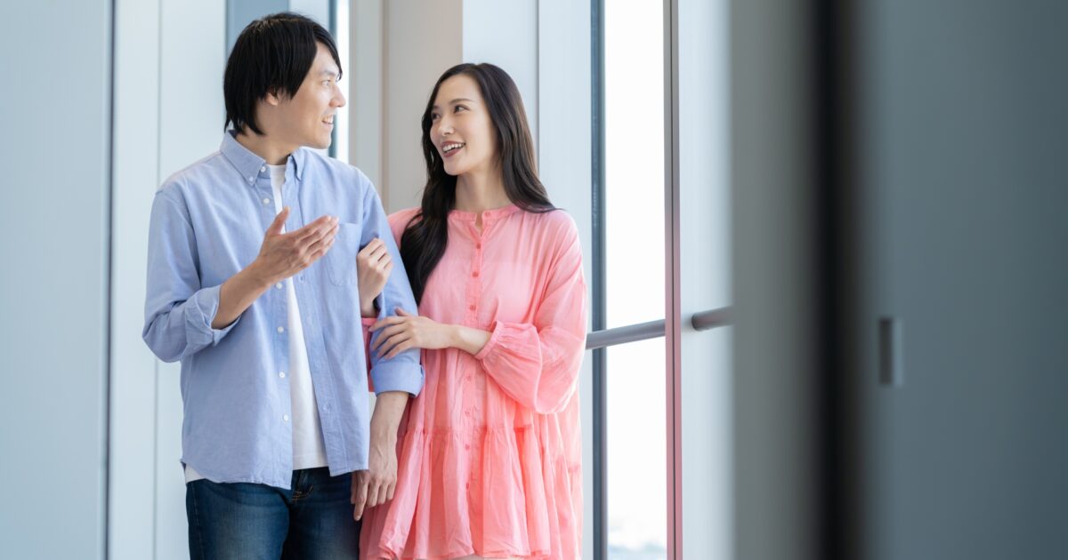 廊下を腕を組んで歩く仲良しカップルの会話