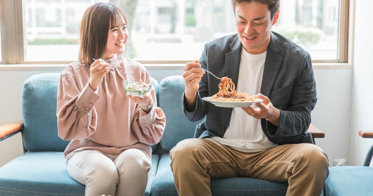 リビングで一緒にランチを楽しむカップル