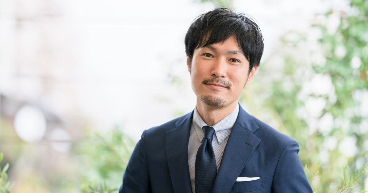 ネイビースーツで微笑むビジネスマンのポートレート